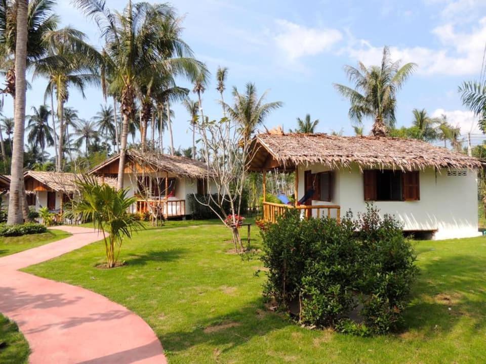 Sarana Bungalows (Adults Only) Baan Tai Bagian luar foto